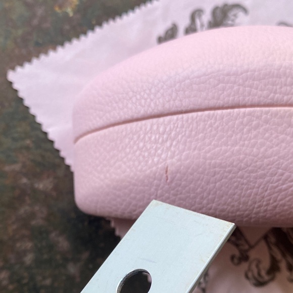 Juicy Couture Pink Hard Clamshell Large Sunglass Case with Cleaning Cloth. - Picture 6 of 7